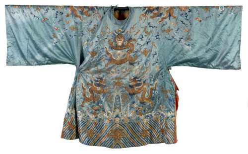 ROBE EN SOIE BRODÉE SUR FOND BLEU CIEL, Chine, dynastie Qing, époque Daoguang, datée 1828