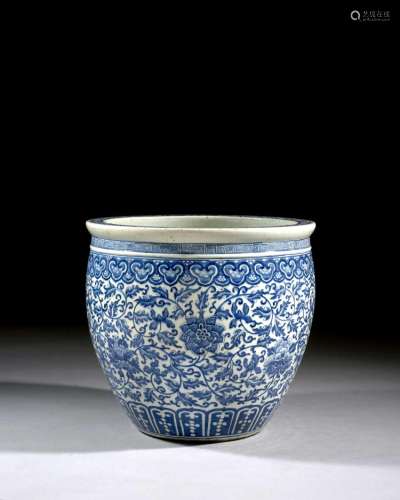 GRANDE VASQUE À POISSON EN PORCELAINE BLEU BLANC, Chine, dynastie Qing, XIXe siècle