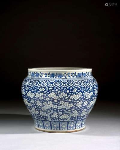 GRANDE JARDINIÈRE EN PORCELAINE BLEU BLANC, Chine, dynastie Qing, XIXe siècle
