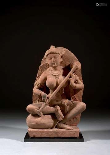 STATUE DE LA DÉESSE SARSAVATI EN GRÈS ROSE, Inde, Uttar Pradesh, Post-Gupta VIIIe siècle
