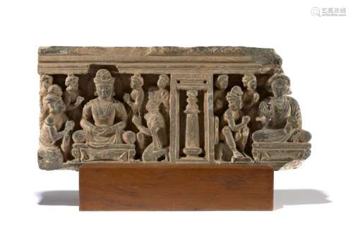 FRAGMENT DE FRISE EN SCHISTE GRIS, Art Gréco-bouddhique du Gandhara, IIe-IIIe siècle