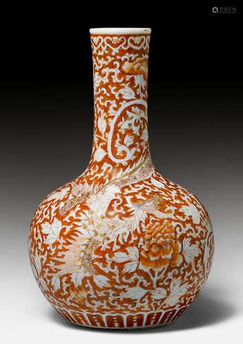 A SMALL VASE WITH PHOENIX AND DRAGON DECORATION PAINTED IN IRON RED AND GOLD.