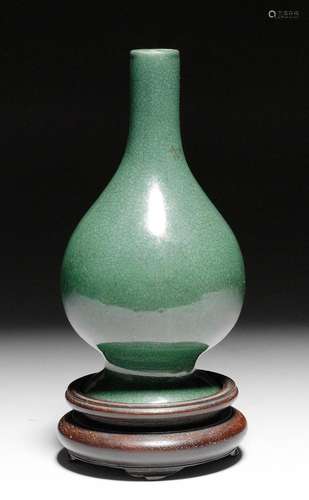 A SMALL PEAR-SHAPED VASE WITH A GREEN CRACKLED GLAZE.