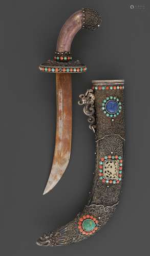A DAGGER WITH SILVER SCABBARD AND HANDLE.