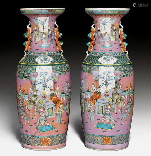 A PAIR OF FAMILLE ROSE VASES WITH THEATRICAL SCENES.