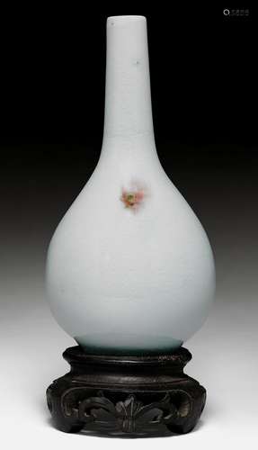 A DROP-SHAPED VASE WITH PALE TURQUOISE GLAZE AND PEACHBLOOM SPLASH.