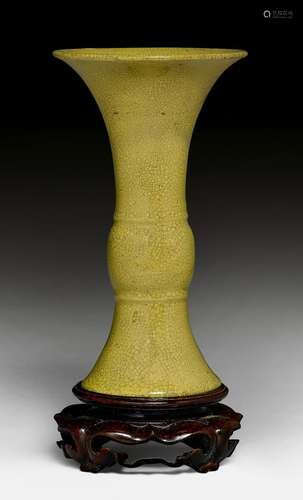 A SMALL GU VASE WITH A FINELY CRACKLED YELLOW GLAZE.