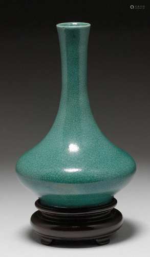 A SMALL VASE WITH A GREEN CRACKLED GLAZE.