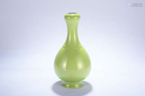 A Chinese Green Glazed Porcelain Vase