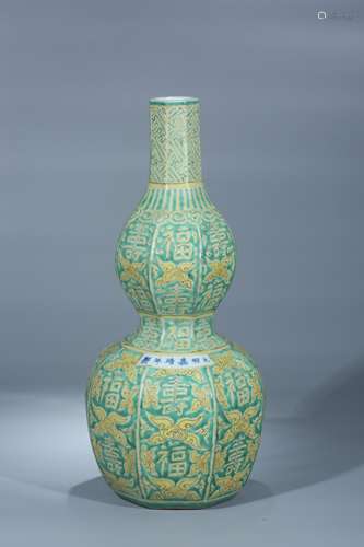 A Chinese Famille Rose Porcelian Vase