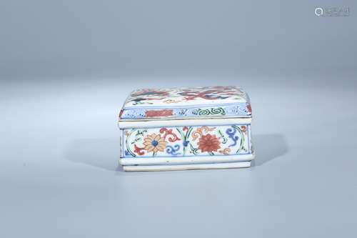 A Chinese Famille Rose Porcelain Box with Cover