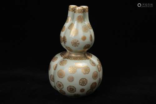 A Chinese Famille Rose Porcelian Vase