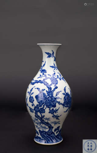 A Chinese Bule And White Porcelain Vase