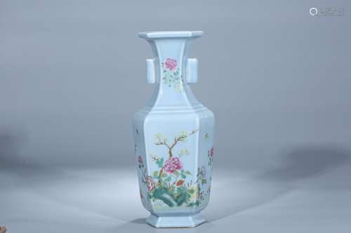 A Chinese Famille Rose Porcelain Vase 