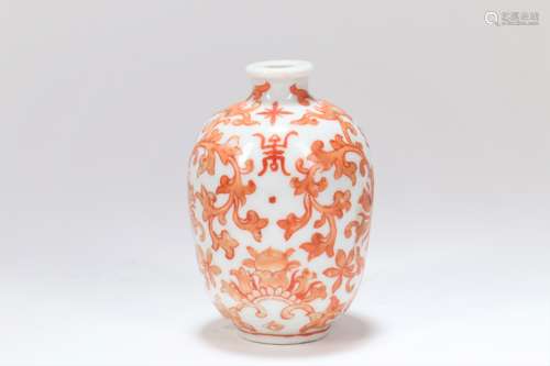 A Chinese Famille Rose Porcelain Snaff Bottle