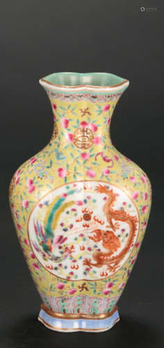 A Chinese Famille Rose Procelain Vase