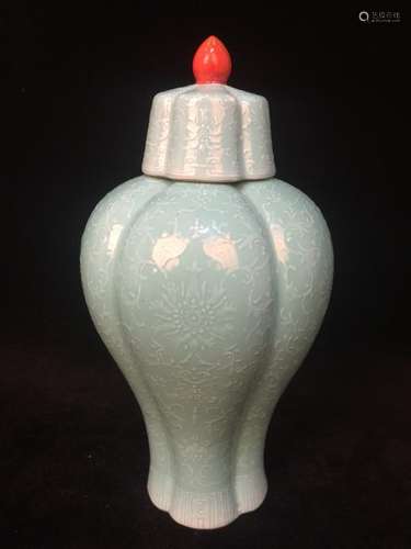 A Chinese Green Glazed Porcelian Vase with Cover