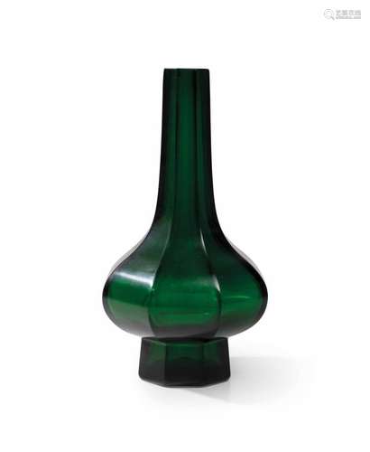 Vase de forme octogonale en verre vert foncé