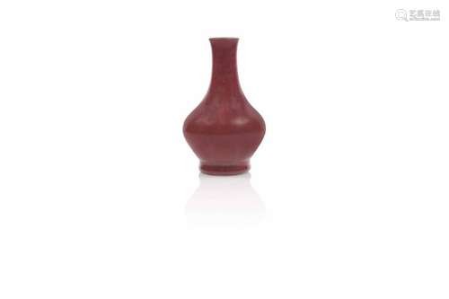 Petit vase à panse basse en grès émaillé rouge flammé.