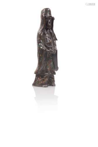 Statuette en bronze à patine brune de Kannon debout portant un rouleau.