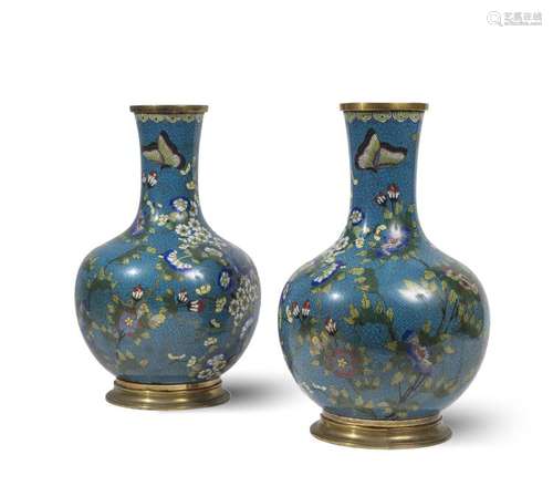 Paire de vases de forme bouteille