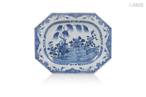 Présentoir à pans coupés en porcelaine décorée en bleu sous couverte d’une terrasse fleurie de pivoines et saule-pleureur. (Egrenures).