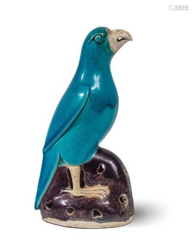 Perruche posée sur un rocher en porcelaine émaillée bleu turquoise et manganèse.