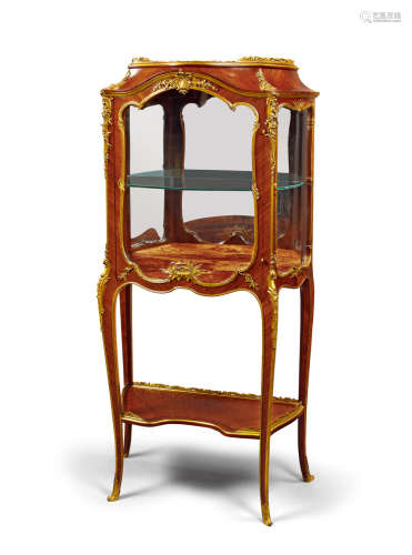 约1890年 精美法国铜鎏金桃花心木展示柜