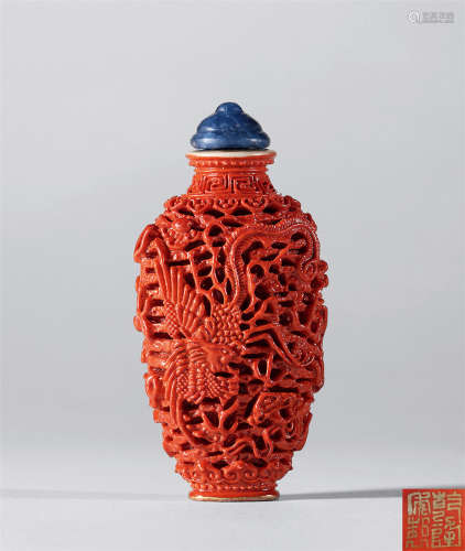 清乾隆 珊瑚红釉雕瓷仿剔红龙凤纹烟壶