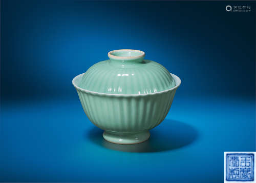 清中期 冬青釉菊瓣盖碗