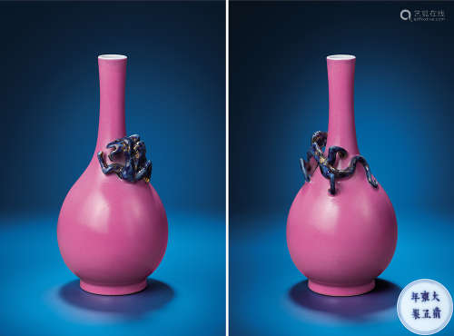 清十九世纪 胭脂红釉盘青花描金螭龙直颈瓶