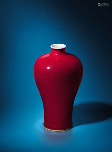 清十八世纪 霁红釉梅瓶