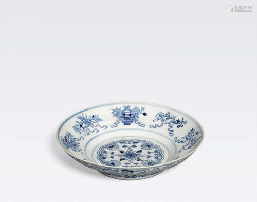 Late Qing dynasty, mark effaced A blue and white deep porcelain dish