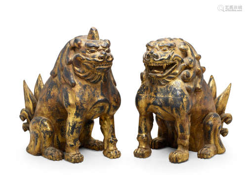 Momoyama (1573-1615) or Edo (1615-1868) period, early 17th century A pair of gilt wood komainu (Lion-dogs)