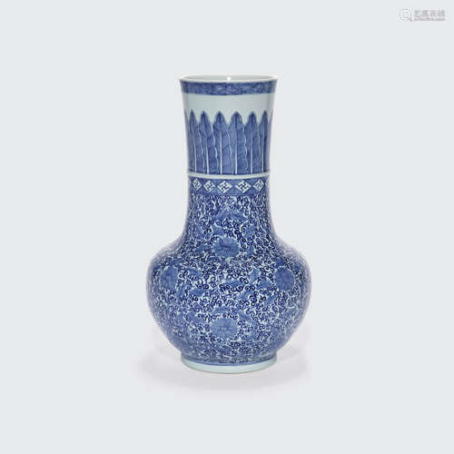 19th century A large blue and white vase