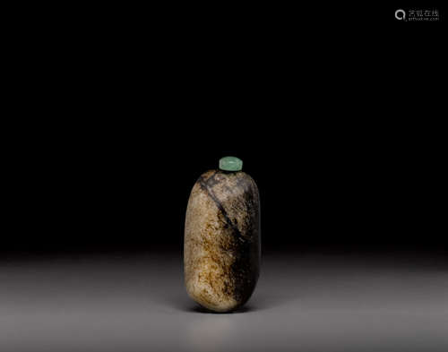 A black and white jade snuff bottle