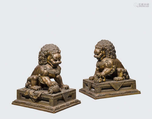 A pair of metal alloy lions