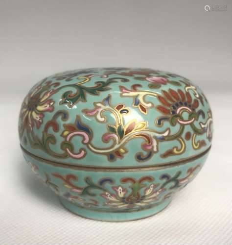 Jiaqing Mark, A Green Ground Box with Cover