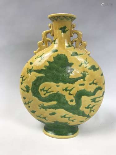 Yongzheng Mark, A Yellow and Green Moonflask