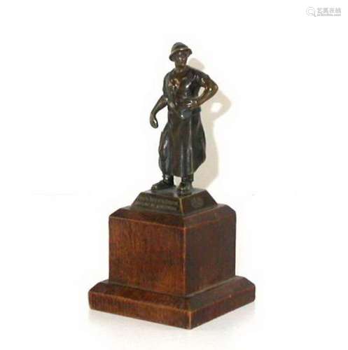 Steelworker. Bronze sculpture on wooden base, around 1900.