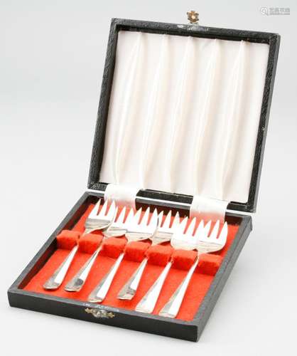 6 oyster forks in original case, England around 1930