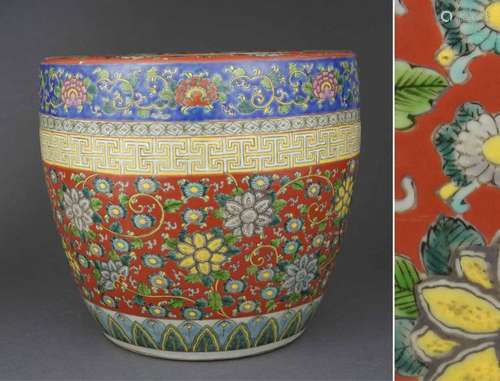 BRASERO EN PORCELAINE A DECOR EMAILLE POLYCHROME FLORAL, HIBACHI