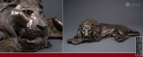 GRANDE SCULPTURE EN BRONZE A L'EFFIGIE D'UN LION COUCHE, PAR MASATSUNE 政常