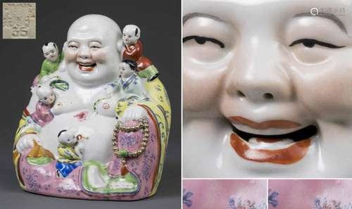 SUJET EN PORCELAINE MOULEE REPRESENTANT UN BOUDDHA RIEUR ENTOURE DE CINQ ENFANTS, PUTAI / PUSSA / MILEFO / MAITREYA