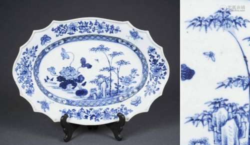 PLAT DE SERVICE FESTONNE EN PORCELAINE DE LA COMPAGNIE DES INDES