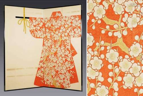 PARAVENT A DEUX FEUILLES ORNE D'UN KIMONO AUX FLEURS DE PRUNUS / SAKURA, BYOBU