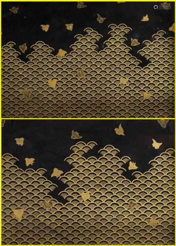 SUITE DE DEUX PLATEAUX EMBOITABLES EN LAQUE NOIR ET OR ORNES D'OISEAUX CHIDORI, HIROBATA