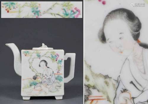 THEIERE QUADRANGULAIRE COUVERTE EN PORCELAINE EMAILLEE DANS UNE PALETTE DE TYPE QIANJIANG