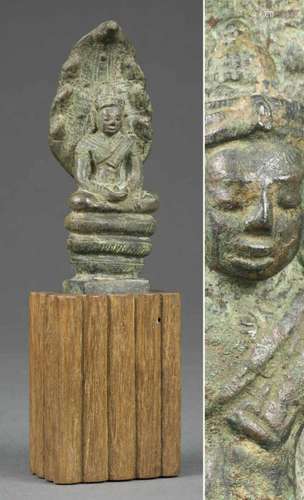 PETITE STATUETTE DE BOUDDHA MUCILINDA EN ALLIAGE CUIVREUX A PATINE VERTE