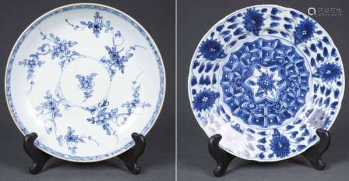 ASSIETTE FESTONNEE EN PORCELAINE BLEU BLANC